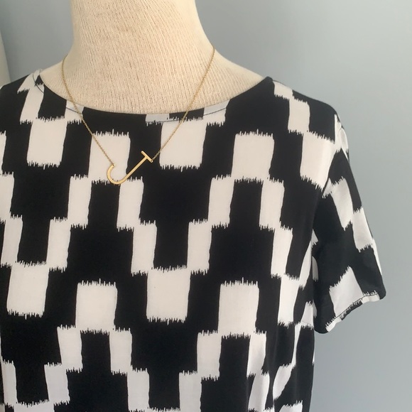 black & white graphic top split back vent by Old Navy chevron zig zag ikat style - Picture 5 of 16